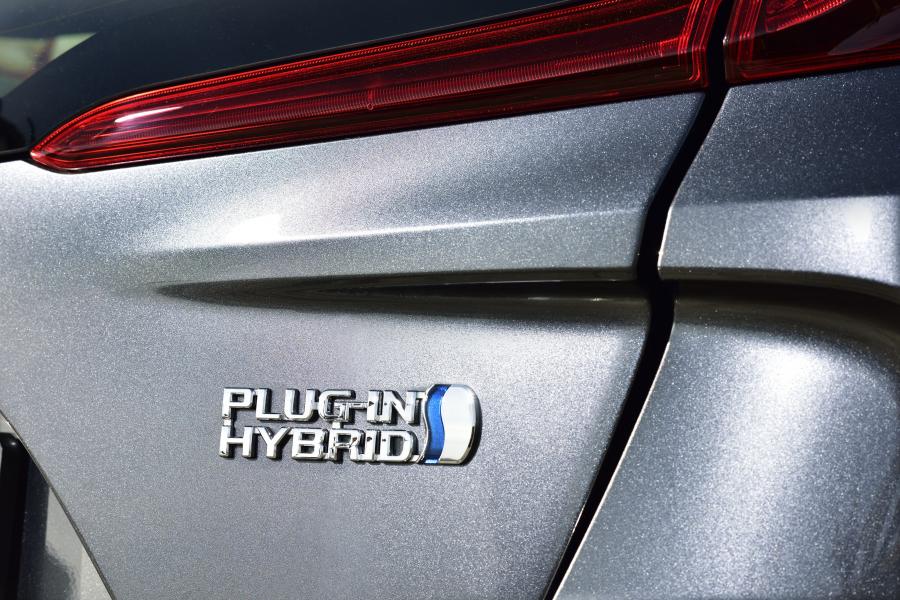 Логотип Toyota Prius Plug-in Hybrid 2016 года  (фото 40 из 187)